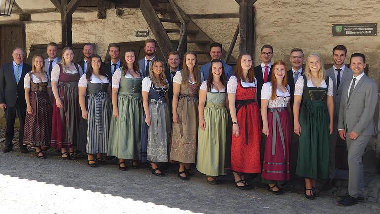 Zum Fototermin fanden sich in den Gochsheimer Gaden ein: (Von links) Plantanzvereinvorsitzender Hans Jürgen Schwartling, Sophia Rösch, Jonas Räth, Amelie Stadler, Jens Müller, Julia Bauer, Markus Wolf, Lea Marie Gröger, Michael Blum, Jennifer Korel, Tobias Müller, Mareike Pohl, Michael Karl, Theresa Bielefeld, Amy Sue Schmitt, Raffael Brückner, Sophie Lauerbach, Matthias Häner, Lea Pohl, Daniel Lutz und 1. Bürgermeister Manuel Kneuer.&nbsp;