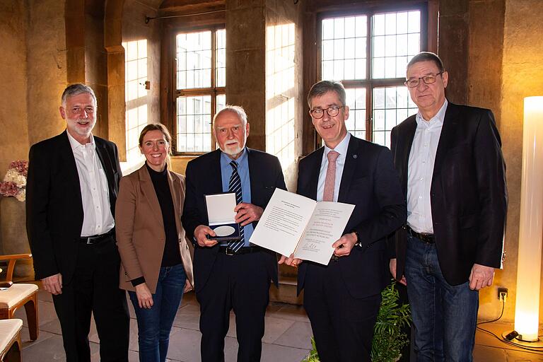 Die Ehrenmedaille des Oberbürgermeisters für einen unermüdlichen Macher (von links): Claus Schreiner (Vorstand Würzburg AG), Bürgermeisterin Judith Roth-Jörg, Rainer Thome, Oberbürgermeister Christian Schuchardt sowie Klaus Walther (Aufsichtsratsvorsitzender Würzburg AG).