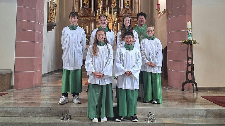 Aktive Ministranten (obere Reihe von links):&nbsp; Anton Metzger, Emma Metzger, Sina Stock, Pater Silvester und Moritz Lörner;&nbsp;neue Ministranten (untere Reihe von links): &nbsp;Leonie Knopf und Noah Geißendörfer.