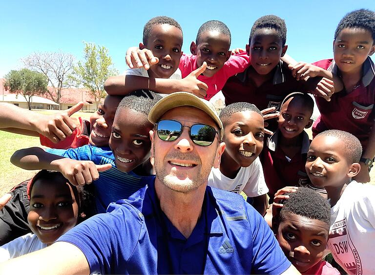 Die Straßenkinder aus Namibias Hauptstadt Windhoek sind Fußballcoach Andreas Karl beim Kicken schnell ans Herz gewachsen.