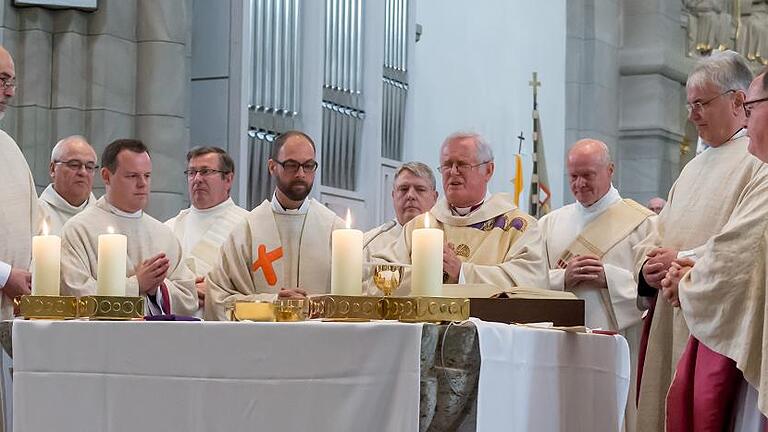 Den Pontifikalgottesdienst in der vollen Kirche Heilig Geist leitete Bischof Friedhelm Hofmann (Vierte on rechts), ganz rechts Ex-Dekan Stefan Redelberger, links daneben der Leiter der neuen Stadtpfarrei Schweinfurt Joachim Morgenroth. Den Pontifikalgottesdienst in der vollen Kirche Heilig Geist leitete Bischof Friedhelm Hofmann (Vierte on rechts), ganz rechts Ex-Dekan Stefan Redelberger, links daneben der Leiter der neuen Stadtpfarrei Schweinfurt Joachim Morgenroth.