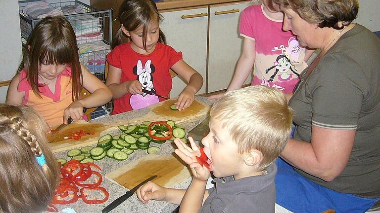 Die ehemalige Kindergartenleiterin Margit Derleth kochte über Jahre mit ihren Schützlingen in der Kindertagesstätte Mühlbach. Zum Einsatz kamen fast ausschließlich Bio-Lebensmittel. Die ehemalige Kindergartenleiterin Margit Derleth kochte über Jahre mit ihren Schützlingen in der Kindertagesstätte Mühlbach. Zum Einsatz kamen fast ausschließlich Bio-Lebensmittel.