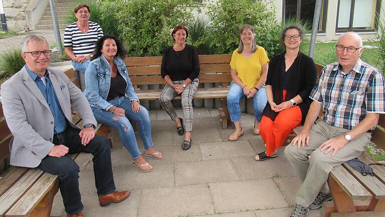 Im Rahmen einer kleinen Feierstunde wurde Anita Hergenröther verabschiedet. Das Bild zeigt von links: 2. Bürgermeister Andreas Schlagmüller, Anita Kleinhenz (ehemalige Mitarbeiterin), Annette Karl (Mitarbeitervertreterin), Anita  Hergenrhöther, Trägerbeauftragte Cornelia Müller, Leiterin Tanja Früh und Hausmeister Alfons Pfeuffer.