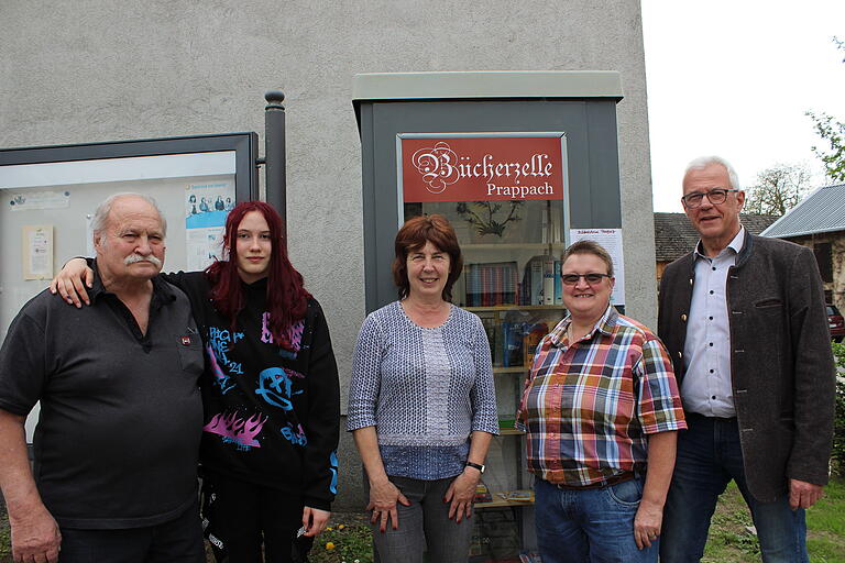 Bei der feierlichen Eröffnung der Bücherzelle in Prappach waren auch Bürgermeister Günther Werner und Stadträtin Anja Gaukler anwesend. Von links nach rechts: Dieter Rambacher (Vorstandsvorsitzender der Dorfgemeinschaft), Alina Weigand, Simone Albrecht, Anja Gaukler und Günther Werner.