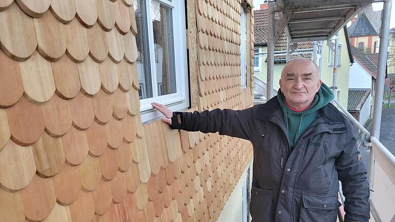 Rudolf Pastovic auf dem Gerüst am historischen Teil des Hauses, das er gerade aufwendig sanieren lässt. Selbst für die Holzschindeln der Fassade gelten Vorgaben zum Ensembleschutz.       -  Rudolf Pastovic auf dem Gerüst am historischen Teil des Hauses, das er gerade aufwendig sanieren lässt. Selbst für die Holzschindeln der Fassade gelten Vorgaben zum Ensembleschutz.