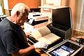 Der Archivar in seinem Reich: Seite um Seite hat Norbert Bischoff die alten Bücher des Segnitzer Archives gescannt und systematisch abgelegt.