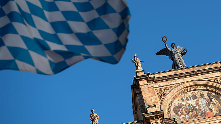 dpa_5FB0EA00C51EDEC4.jpg       -  Der Landtag in München. Derzeit gibt es dort heftige Wortgefechte,etwa wegen einer vorgeschlagenen Änderung des Abgeordnetengesetzes.