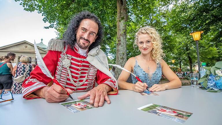 Timo Baier als Fürst Ferenc Rákóczi und Sabrina Keßler als Quellenkönigin Sabrina III. bei der Autogrammstunde der historischen Persönlichkeiten im Kurgarten.