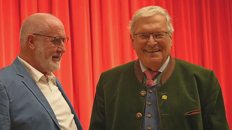 Hubert Weiger (rechts) hielt die Festrede beim Gründungsjubiläum der BN-Kreisgruppe Main-Spessart. Kreisgruppenvorsitzender Erwin Scheiner (links) dankte dem Ehrenvorsitzenden von BUND Deutschland und Bund Naturschutz in Bayern.