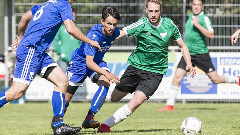 Hier noch Gegner, in der kommenden Saison gemeinsam in einem Team: Knetzgaus Jakob Dumrauf (blaues Trikot) und der Oberschwappacher Danny Merkel.