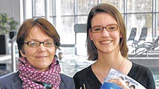Gemeinsame Aktion zugunsten der Tafeln in Main-Spessart: Heidi Vogel (Main-Post) mit einem Osternest und Steffi Zavelberg (Wonnemar) mit Gutscheinen.