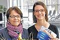 Gemeinsame Aktion zugunsten der Tafeln in Main-Spessart: Heidi Vogel (Main-Post) mit einem Osternest und Steffi Zavelberg (Wonnemar) mit Gutscheinen.