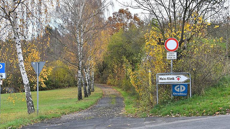 Über eine neue Straße im Verlauf dieses Feldweg würde bei einer Ringerschließung die Abfahrt von der Main-Klinik erfolgen.