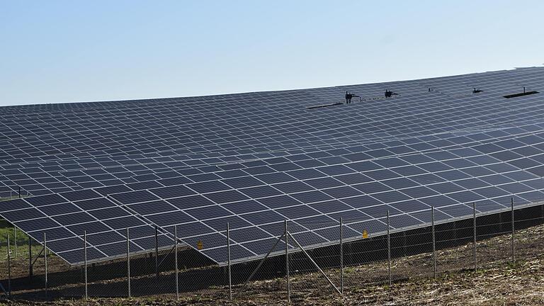 Eine 4,5 Hektar große Freiflächenphotovoltaikanlage (Symbolbild) soll bei Leutershausen entstehen. Eine 4,5 Hektar große Freiflächenphotovoltaikanlage (Symbolbild) soll bei Leutershausen entstehen.