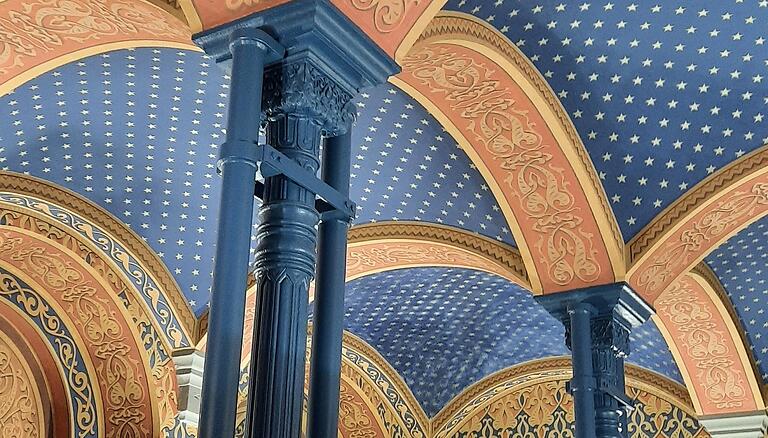 Ein toller Sternenhimmel an der Decke ist gleich an zwei Orten zu sehen: sowohl in der Alten Synagoge Kitzingen als auch in der ehemaligen Synagoge in Wiesenbronn