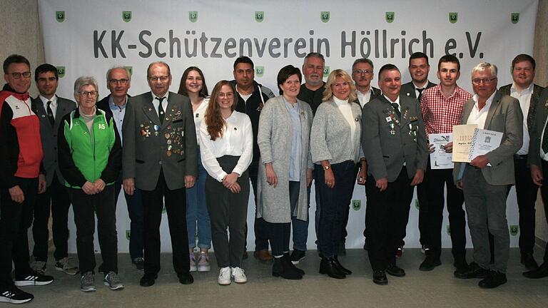 Die Geehrten des KKSV Höllrich (von links): 1. BSM Mathias Dörrie, 2. Schützenmeister Tobias Keßler, Anni Schneider, Wolfgang Kenner, Edwin Fella, Kim Vollmuth, Jana Beller, Jürgen Mehler, Michaela Höfler, Matthias Mehler, Monika Gerull, Klaus-Dieter Frank, Alexander Wirtheim, Kilian Höfler, Max Reuter, Bürgermeister Martin Göbel, Lorenz Höfler, 1. Schützenmeister Axel Höfler.