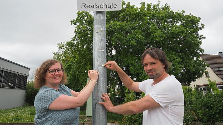 Lehrerin Julia Reichenbacher und Lehrer Marcus Waitz sind froh, dass sie mithilfe ihrer Klassen die Aufkleber in der Schulumgebung schnell entfernen konnten.