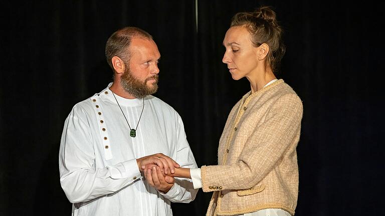 Torsten Feig spielt den Therapeuten, Amelie Auer Joana Dorek. Torsten Feig spielt den Therapeuten, Amelie Auer Joana Dorek. 