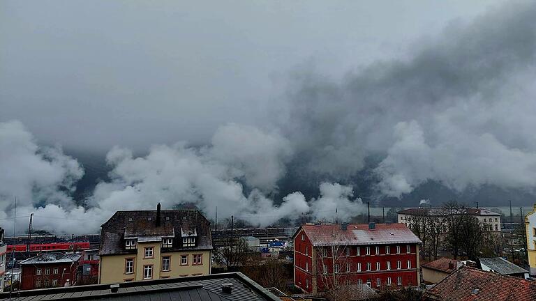 Rauch und Dampf von einer Dampflokfahrt mit Halt in Gemünden.