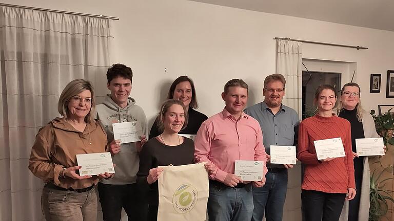 Stellvertretende Landrätin Eva Böhm (ganz links) freut sich mit den Projektträgern und der Öko-Modellregionsmanagerin über ein gelungenes erstes Jahr Öko-Verfügungsrahmen in Rhön-Grabfeld (von links) Tim Ritter, Maike Hamacher, Stephanie Schmitt, Michael Derleth, Markus Helmerich, Sarah Walz und Christine Schmitt. Stellvertretende Landrätin Eva Böhm (ganz links) freut sich mit den Projektträgern und der Öko-Modellregionsmanagerin über ein gelungenes erstes Jahr Öko-Verfügungsrahmen in Rhön-Grabfeld (von links) Tim Ritter, Maike Hamacher, Stephanie Schmitt, Michael Derleth, Markus Helmerich, Sarah Walz und Christine Schmitt.