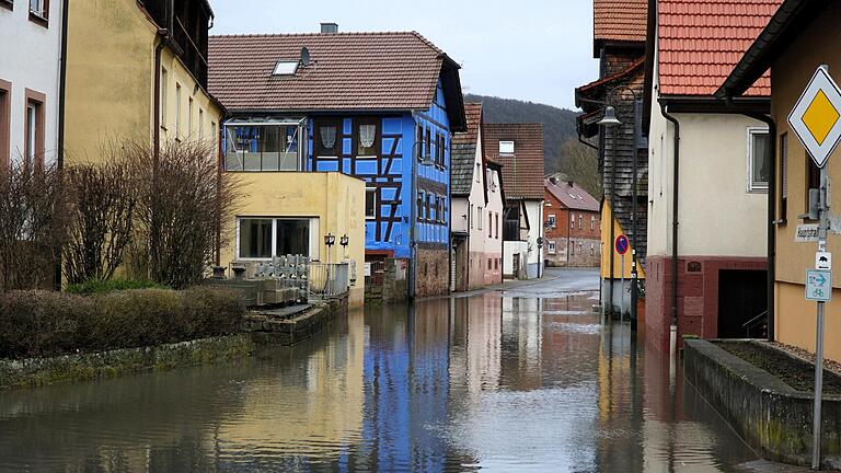 Hochwasser in Gräfendorf in der Hauptstraße.