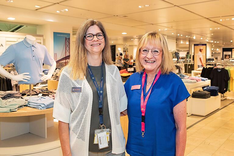 Die Kaufhof-Mitarbeiterinnen Frau Doris Stepper und Petra Konrad freuten sich im Sommer, dass die Würzburger Filiale nicht geschlossen wird.&nbsp;