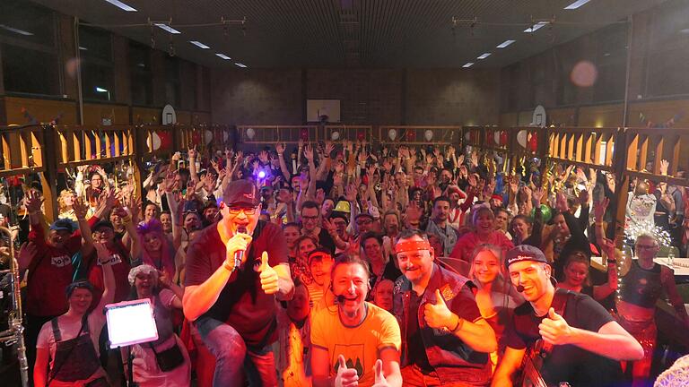 Die Partyband 'Frankenräuber' sorgte für viel Spaß beim Faschingsausklang. Die Partyband 'Frankenräuber' sorgte für viel Spaß beim Faschingsausklang.
