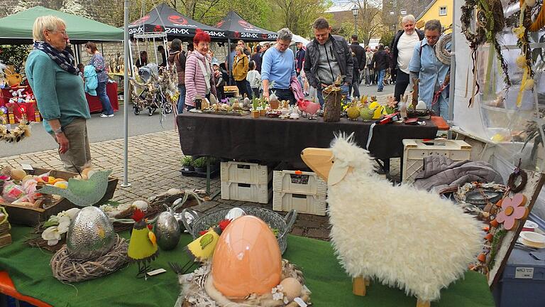 Dekorationsartikel standen hoch im Kurs beim Ostermarkt im Gaukönigshöfer Ortsteil Acholshausen.