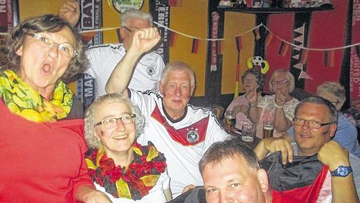 Schotten für Deutschland: Den Sieg beim Finale gegen Argentinien haben die Schweinfurter Schotten &ndash; vorne links Elisabeth Spath und Marion Both, rechts Uwe Walther &ndash; und die Gäste aus Motherwell gemeinsam bejubelt. In der Mitte Bürgermeister Jim Robertson und Ex-Stadtrat Jimmy Martin (dahinter verdeckt) &ndash; beide in deutschen Trikots.