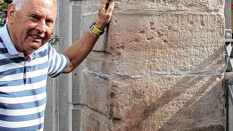 Erwin Koch in Unfinden zeigt eine seiner Sonnenuhren. Erwin Koch in Unfinden zeigt eine seiner Sonnenuhren.