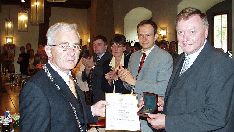 Karl Groenen war 2002 der Dritte im Bunde, der für seine Verdienste um die Stadt Mellrichstadt mit dem Stadtwappen in Gold ausgezeichnet wurde. Bürgermeister Helmut Will (links) und seinem Stadtrat war mit dieser Ehre ein Überraschungscoup geglückt: Groenen nahm die Auszeichnung freudig entgegen.