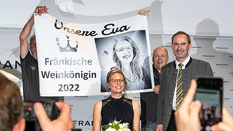 Die neue Fränkische Weinkönigin ist Eva Brockmann. Die Wahl und Krönung der 65. Fränkischen Weinkönigin am Freitag 27.05.22 im VCC in Würzburg.