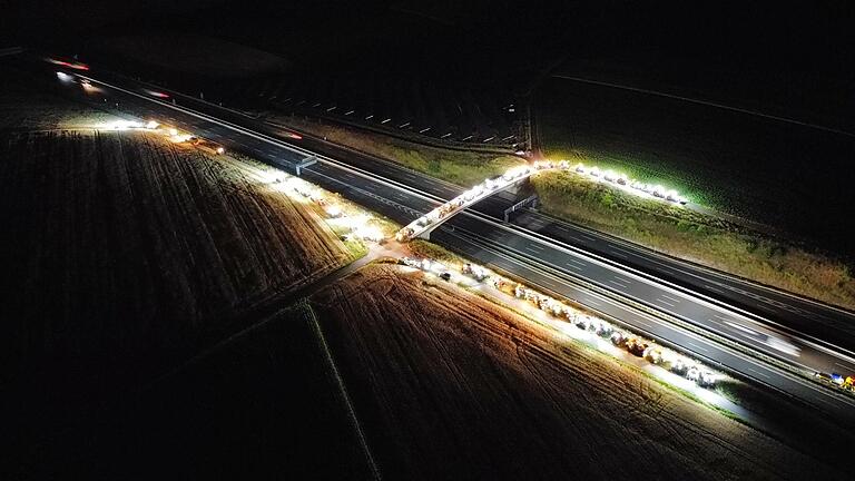 Protestzug aus Traktoren an der A3 am Autobahnkreuz Biebelried im Landkreis Kitzingen.