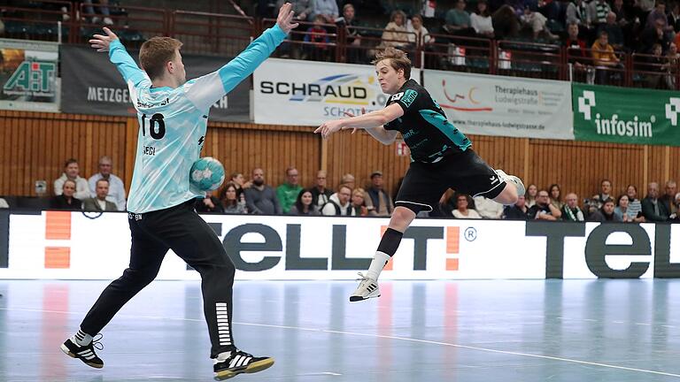 Paul Siegl, hier bei einem gehaltenen Wurf von Fynn-Bjarne Junior, trug mit 15 Paraden im Tor der Wölfe Würzburg einen wesentlichen Anteil zum Sieg über HT München bei.