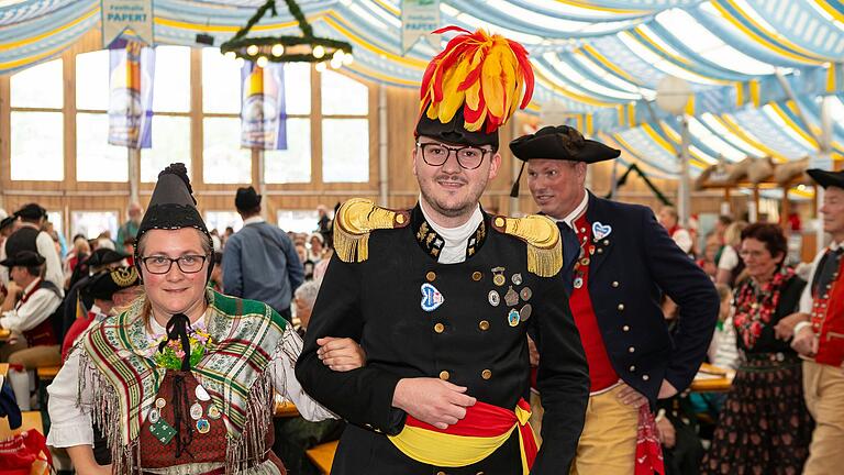 Ein Blickfang unter den Trachtenvereinen: Der Historische Burschenverein Sommerhausen trägt eine Bürgerwehr-Uniform mit dem auffälligen rot-gelben Federbusch auf dem Zweispitz und der rot-gelben Schärpe. Ein Blickfang unter den Trachtenvereinen: Der Historische Burschenverein Sommerhausen trägt eine Bürgerwehr-Uniform mit dem auffälligen rot-gelben Federbusch auf dem Zweispitz und der rot-gelben Schärpe.