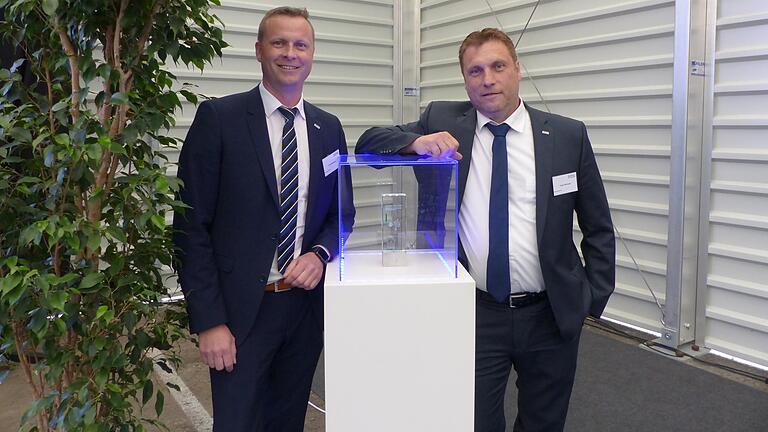 Mit Stolz präsentieren die Geschäftsführer Oliver (links) und Jürgen Madinger den Schaeffler Award, den sie vor wenigen Wochen erhielten. Über den Besuch von Petru-Catalin Scafaru, den Werksleiter von Schaeffler Schweinfurt, freuten sich die Firmengründer besonders. Mit Stolz präsentieren die Geschäftsführer Oliver (links) und Jürgen Madinger den Schaeffler Award, den sie vor wenigen Wochen erhielten. Über den Besuch von Petru-Catalin Scafaru, den Werksleiter von Schaeffler Schweinfurt, freuten sich die Firmengründer besonders.