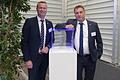 Mit Stolz präsentieren die Geschäftsführer Oliver (links) und Jürgen Madinger den Schaeffler Award, den sie vor wenigen Wochen erhielten. Über den Besuch von Petru-Catalin Scafaru, den Werksleiter von Schaeffler Schweinfurt, freuten sich die Firmengründer besonders.