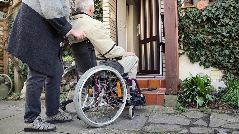 Schon wenige Stufen können im Alter zum großen Hindernis werden. Der barrierefreie Umbau von Immobilien wird aber gefördert. Schon wenige Stufen können im Alter zum großen Hindernis werden. Der barrierefreie Umbau von Immobilien wird aber gefördert.