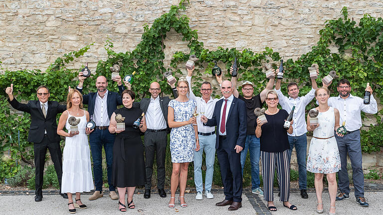 Zum 19. Mal ermittelte der Fränkische Weinbauverband am Montag, den 01.08.2020 im Tagungszentrum Himmelspforten in Würzburg beim Weinwettbewerb ‚Best of Gold‘ die zehn besten Weine Frankens. An nur einem Tag werden 397 Weine von 79 Weingütern durch eine Jury aus rund 50 namhaften Weinfachleuten, Journalisten, Bloggern, Sommeliers und Gastronomen verkostet und bewertet – bereits am Abend standen die Sieger fest und durften ihren Wein nicht nur mit dem begehrten Qualitätssiegel ‚Best of Gold‘ schmücken, sondern hielten auch die begehrteste Trophäe Frankens, den Ceratit Nodosus, einen versteinerten Urzeitkopffüßer auf dem Trias-Sockel, in den Händen.