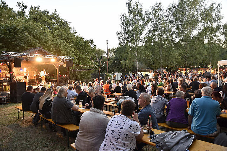 Zu einem Anziehungspunkt für viele wurde am Wochenende wieder der Festplatz 'Tivoli' in Holzhausen: Hier spielten die 'Partyräuber'.