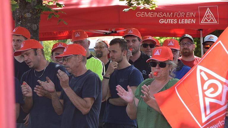 Am Freitag, 29. September, wird zum zweiten Mal bei Lisi in Mellrichstadt gestreikt, um den Forderungen nach einem Haustarifvertrag Nachdruck zu verleihen (Bild vom ersten Streik am 24. August).&nbsp;