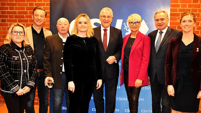 Neujahrsempfang der CSU Zellerau (von links): Stadträtin Anette Hollerbach, Fraktionsvorsitzender der CSU Würzburg Wolfgang Roth, Stadtrat Rainer Schott, Ortsverbandsvorsitzende und Stadträtin Sonja Buchberger, der bayerische Innenminister Joachim Herrmann, Landtagsabgeordnet Andrea Behr, Bundestagsabgeordneter Paul Lehrieder und Bürgermeisterin Judith Roth-Jörg.