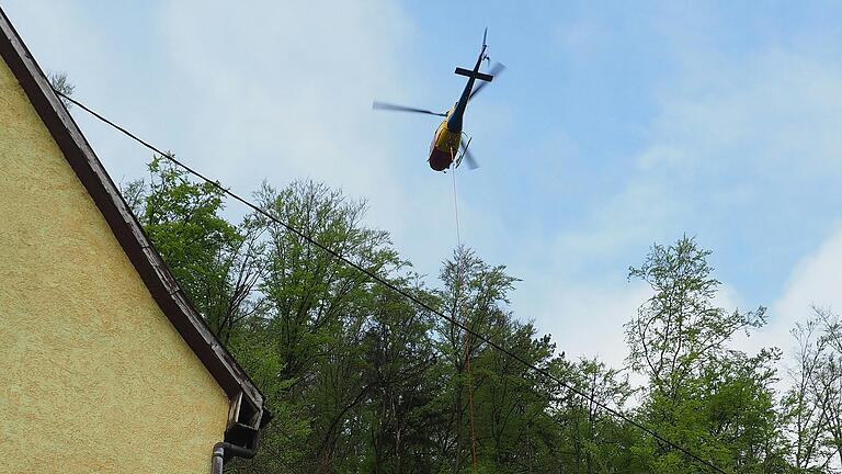 Knapp über den Dächern am Ortsrand von Laudenbach flog der Industriehubschrauber schwere Lasten, befestigt nur an einem Transportseil. Knapp über den Dächern am Ortsrand von Laudenbach flog der Industriehubschrauber schwere Lasten, befestigt nur an einem Transportseil.