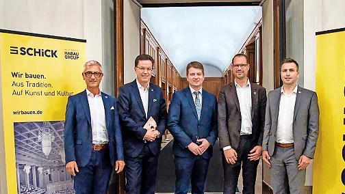 Von links Edgar Endres (Geschäftsführer Schick), Hubert Wetschnig (CEO Habau Group), Sandro Kirchner (Staatssekretär, MdL), Stefan Falkenberg (Geschäftsführer Schick), Markus Schmitt (Geschäftsführer Schick)       -  Von links Edgar Endres (Geschäftsführer Schick), Hubert Wetschnig (CEO Habau Group), Sandro Kirchner (Staatssekretär, MdL), Stefan Falkenberg (Geschäftsführer Schick), Markus Schmitt (Geschäftsführer Schick)