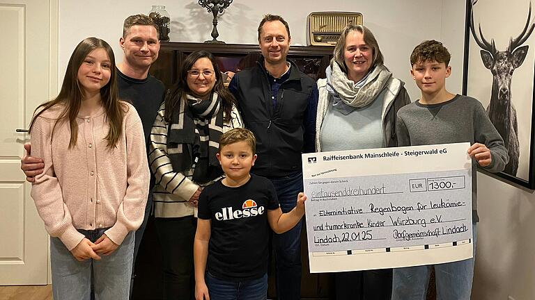 Spendenübergabe aus 'Adventsfenstereinnahmen' von Eigenheimer Verein und Vertreter der Gastgeberfamilien an Verein Regenbogen. Spendenübergabe aus 'Adventsfenstereinnahmen' von Eigenheimer Verein und Vertreter der Gastgeberfamilien an Verein Regenbogen.
