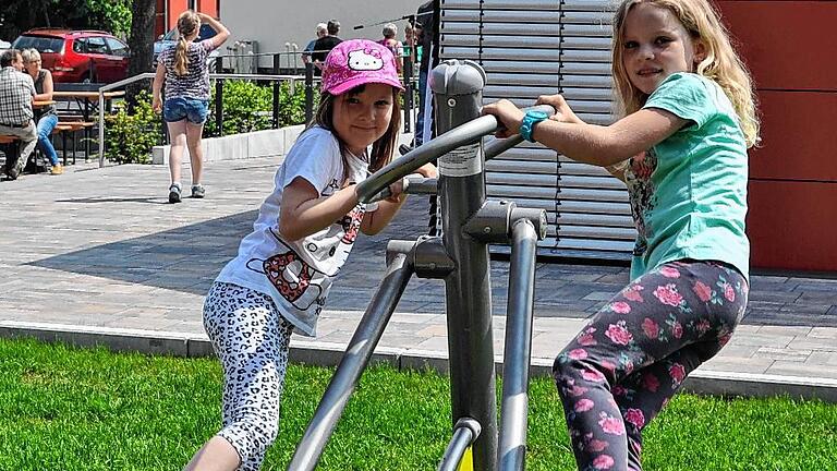 Diese beiden jungen Damen weihten den Dorfplatz auf ihre Art ein.