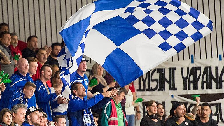 Der 1. FC Oberhaid hatte viele lautstarke Fans in Bad Neustadt dabei. Der 1. FC Oberhaid hatte viele lautstarke Fans in Bad Neustadt dabei.
