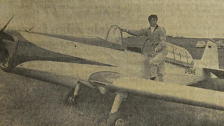 Der Würzburger Kunstflieger Norbert Holzberger mit seiner tschechischen &bdquo;Zlin&ldquo; auf dem Saupurzel in Karlstadt.