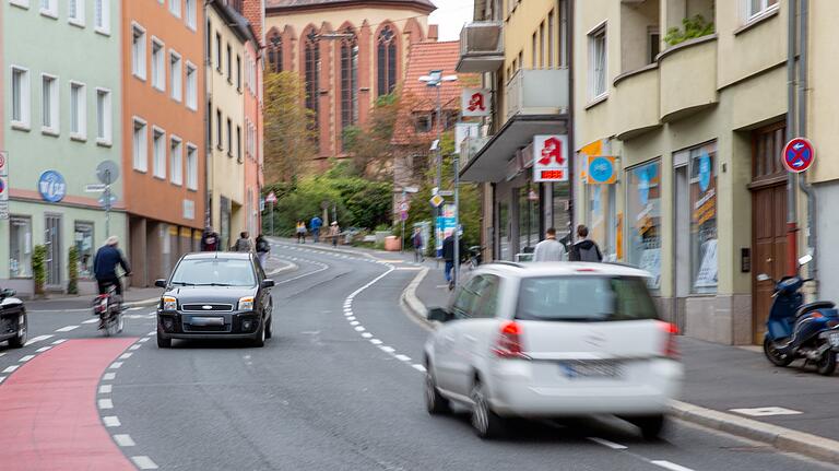 In der Zeller Straße wurde eine Einbahnstraße stadtauswärts eingerichtet. Doch viele Autofahrer hatten Probleme, sich damit anzufreunden.