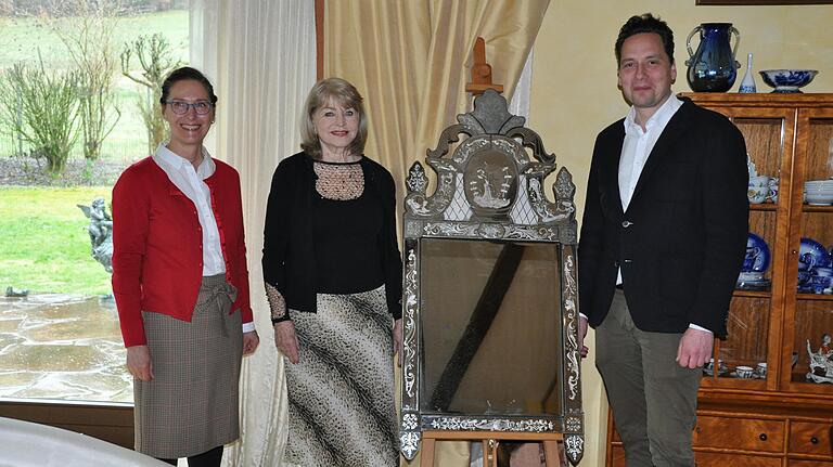 Petra Stumpf-Mecklinger (Bildmitte) bei Übergabe eines echt Lohrer Spiegels aus Privatbesitz an die Stadt Lohr an 1. Bürgermeister Mario Paul und 2. Bürgermeisterin Christine Kohnle-Weis. Petra Stumpf-Mecklinger (Bildmitte) bei Übergabe eines echt Lohrer Spiegels aus Privatbesitz an die Stadt Lohr an 1. Bürgermeister Mario Paul und 2. Bürgermeisterin Christine Kohnle-Weis.